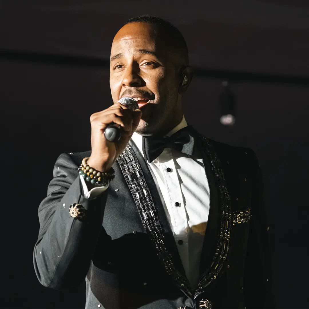 Inan Lima singing with the wedding band at a Mallorca wedding
