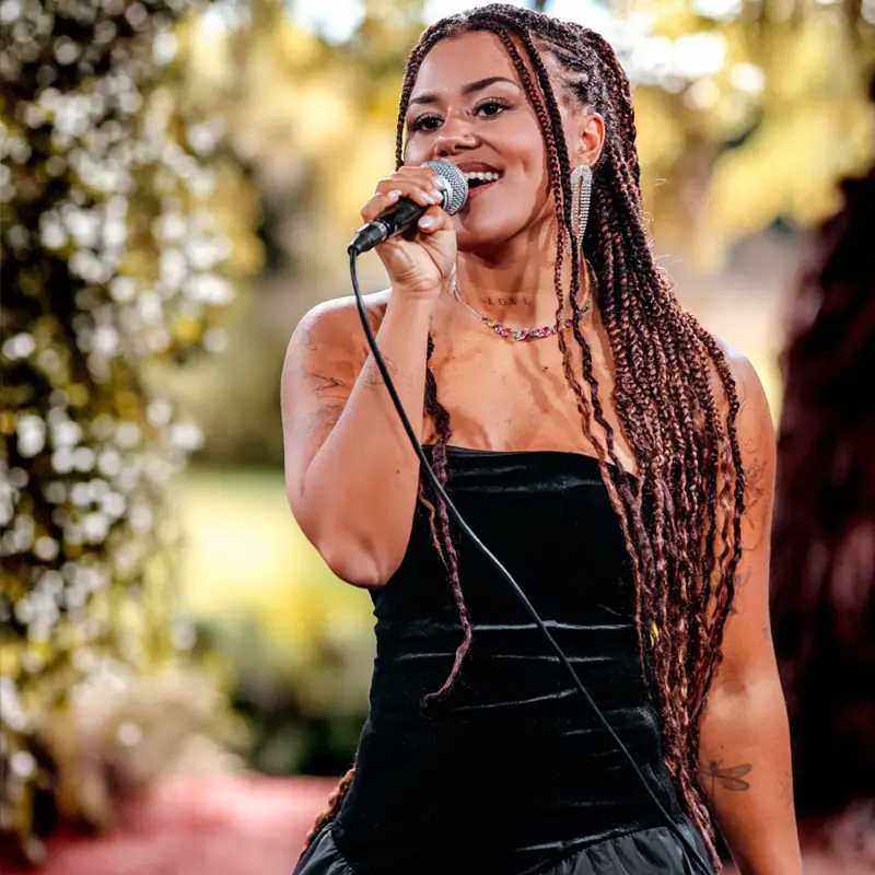 Wedding singer Inan Lima performing at a ceremony in Mallorca